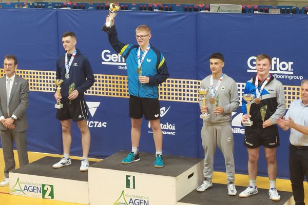 podium-simple-jgB5A0F969-78A2-2E8B-4B52-71F323AD868B.jpg